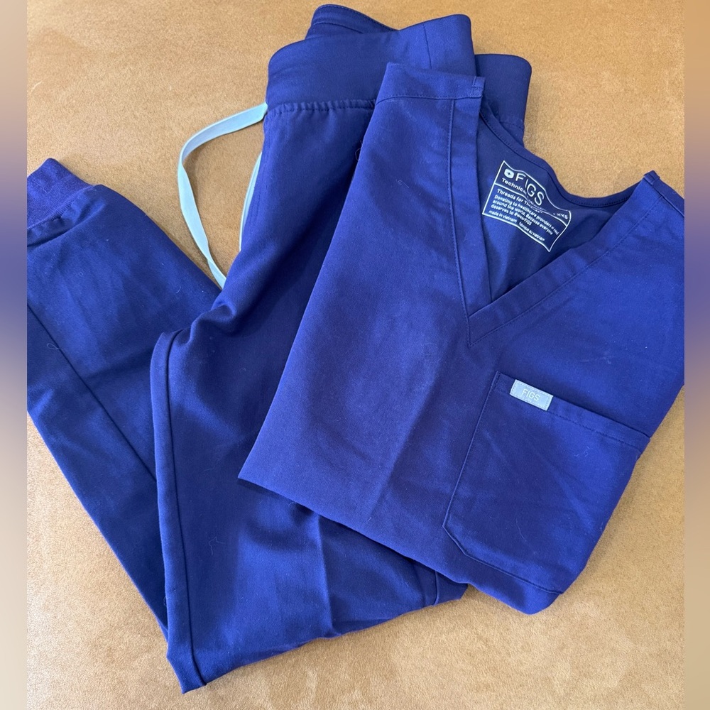 FIGS Bundle of 3 Sets of Scrubs - Picture 3 of 6